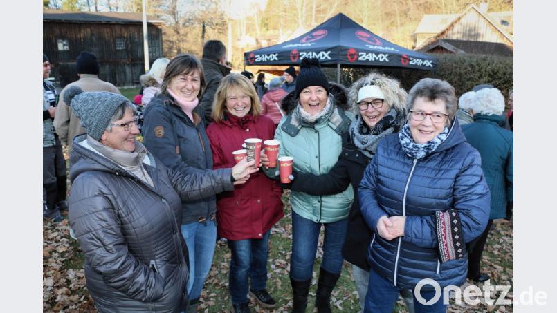 Glühwein für einen guten Zweck. Jung und Alt beteiligte sich an der Christbaumaktion auf dem Dorfanger in Frauenreuth. Nach dem Anbringen der Christbaumkugeln erfreute bei kühlen Temperaturen ein warmes Getränk. Bild: bsc