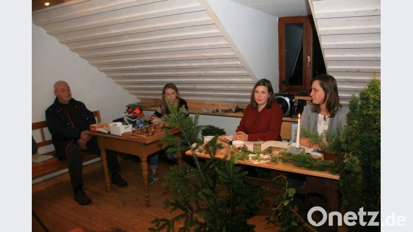 Anja Putzer und Cornelia Müller erzählen, währenddessen bastelt Nadine Putzer (von rechts) kleine Waldtiere. Aufmerksam hört „Steinwaldia“-Vorsitzender Norbert Reger zu. Bild: wro