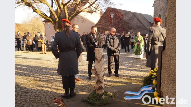 Die Gemeinde gedenkt mit einer Kranzniederlegung ihrer gefallenen Bürger. Bild: arw