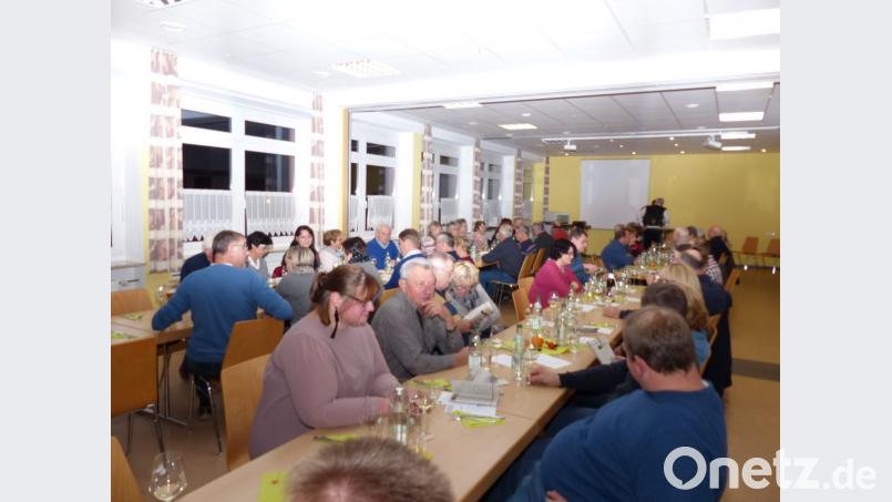Gut gefüllt ist das Vereinszentrum beim Herbstfest mit Weinprobe der KSK. Bild: hme