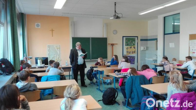 Zurück zu den Wurzeln: BürgermeisterArmin Schärtl stand wieder vor einer Klasse und las aus dem Buch &quot;In 8 Tagen um die Welt&quot;. Die Fünftklässer der Naabtal-Realschule hingen an seinen Lippen. Bild: hir