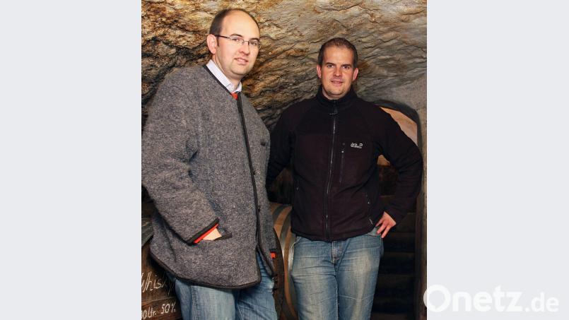 „Die alten Eichenfässer im Keller beinhalten feinste Schätze“, verraten Martin (links) und Gregor Schraml. Bild: Stephan Landgraf