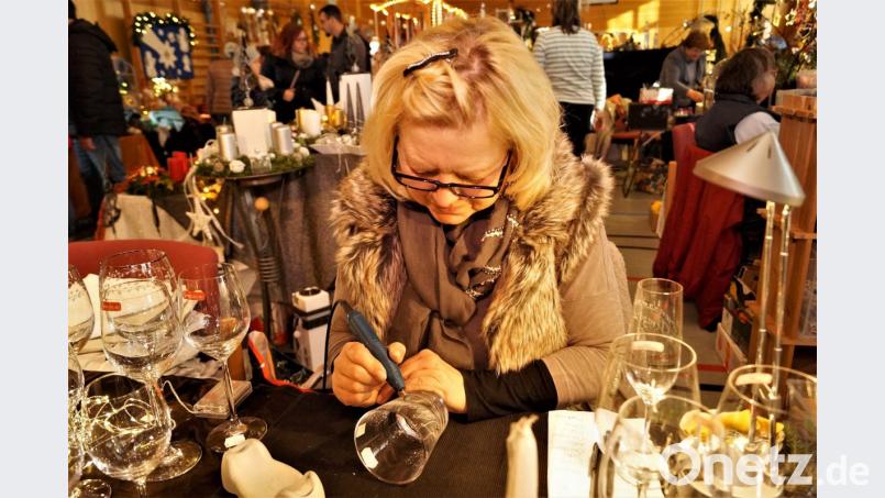 Filigrane Technik zeigt Angelika Franke bei ihren Gravurarbeiten. Bild: arw