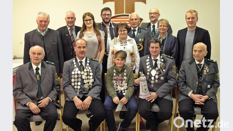 Glückliche Sieger: Die neuen Könige vorne mit Kette (von links) Markus Biebl, Simon Biebl und Reinhard Albrecht umrahmt von den Ehrenmitgliedern Josef Melch (links) und Wilhelm Weiß (rechts) ließen sich feiern. Bild: R. Kreuzer