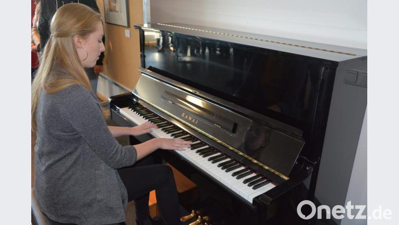 Fiona Köstler bereicherte die Vernissage musikalisch am Klavier. Bild: jr