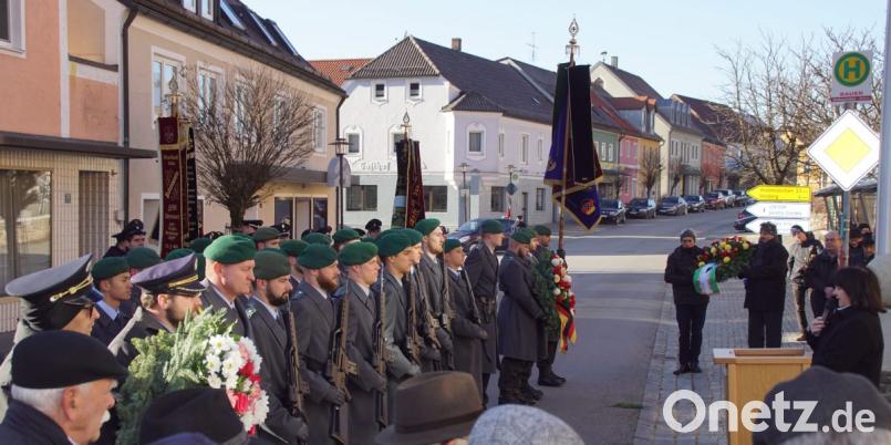 Wie hier am Kriegerdenkmal in Schönsee sprach Bürgermeisterin Birigit Höcherl auch an den Erinnerungsstätten in Dietersdorf und Gaisthal und legte im Namen der Stadt jeweils einen Kranz nieder. Bild: mmj