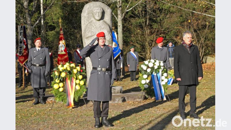 Major Andreas Leischner (vorne, links) und Bürgermeister Thomas Meiler (rechts) fordern am Kriegerdenkmal dazu auf, der Verantwortung für den Frieden in Europa und weltweit nachzukommen. Bild: nm
