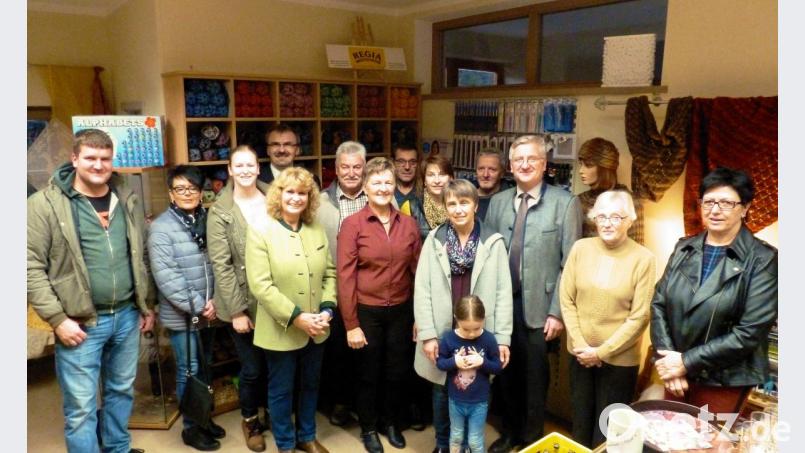 Mit vielen Gästen feierte Sigrid Heindl (Siebte von links) den Einstieg in in die Selbstständigkeit. Neben Pfarrer Martin Besold und dritter Bürgermeisterin Sonja Heindl feierten auch Familie, Freunde und Schaufensterpuppe Isabella mit. Bild: ckl