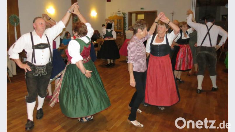 Die Volkstänzer der Oberpfälzer Volksmusikfreunde drehten flotte Runden und beeindruckten mit Walzer, Polka, Boarischen und Zwiefachen. Bild: kö