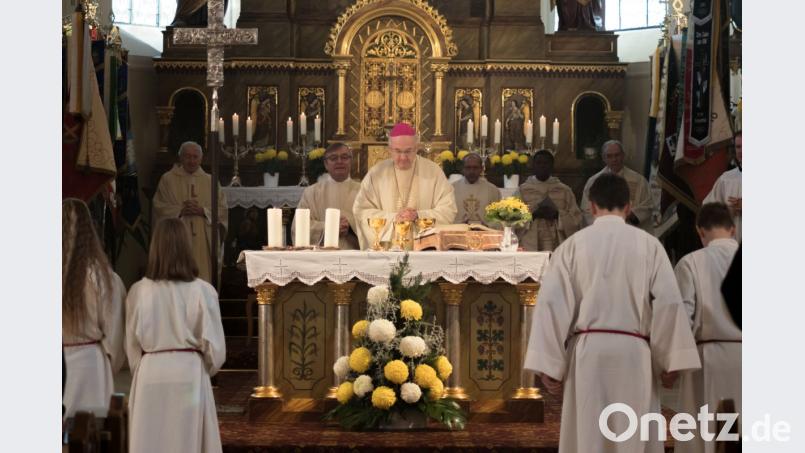 Zahlreiche Gäste besuchten den Gottesdienstes mit dem Ehrengast Diözesanbischof Rudolf Voderholzer zur 100-Jahr-Feier der St. Georg Kirche in Plößberg. Bild: dtr