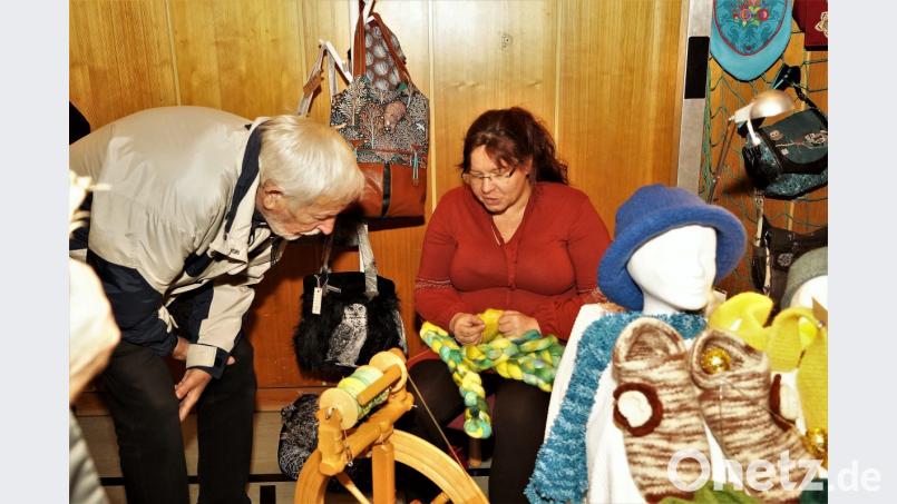 Das Spinnrad weckt Interesse. Bild: arw