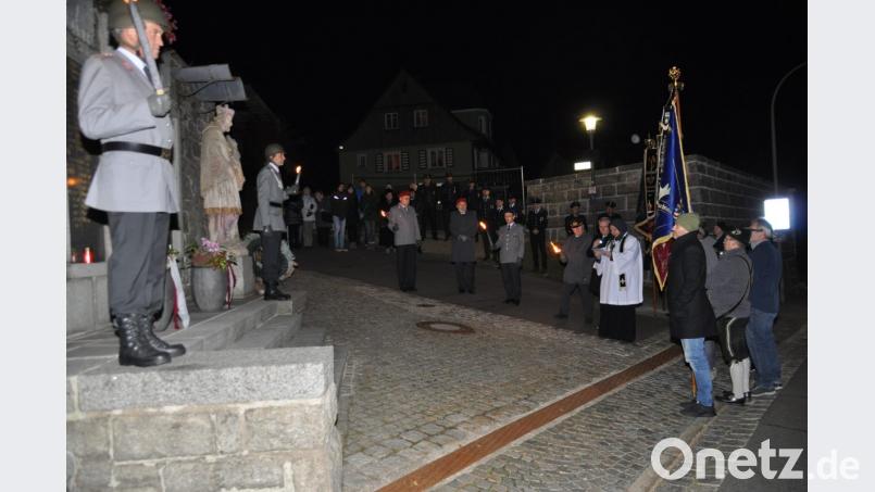 Die Krieger- und Soldaten- mit Reservistenkameradschaft stellt die Ehrenwache. Bild: ak