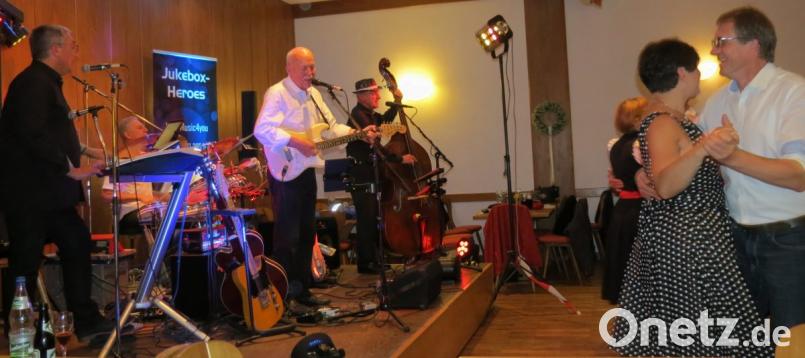 Reinhard Seitz, Sigi Knorr, Ernst Bräutigam und Anton Zweck (von links) sorgten als „Jukebox-Heroes“ für beste Stimmung. Bild: kö