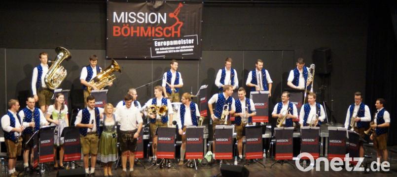 Mit einem Konzert der Extraklasse erfreute das Blasorchester „Mission Böhmisch“ unter Leitung von Daniel Käsbauer das Publikum in der voll besetzten Schwarzachtalhalle. Bild: weu