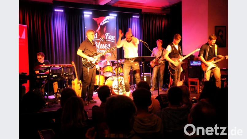 Da rührt sich was auf der Bühne: Matthias Sommer, Matthias Weber, Stephan Kiesel, Stefan Sehnke, Peter Wolf, Max Müller und Sebastian Wolf (von links) sind die Red Fox Blues Band und ganz schön gut: Im Seidel-Saal begeisterten sie das Premierenpublikum. Bild: ge