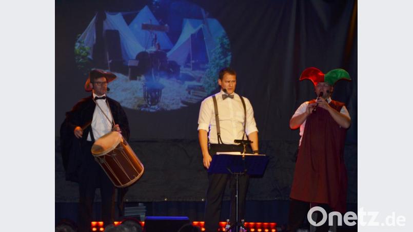 Bertomijo-Benefizkonzert in der Stadthalle tauchten auch mittelalterliche Gesellen auf der Bühne auf.. . Bild: dob