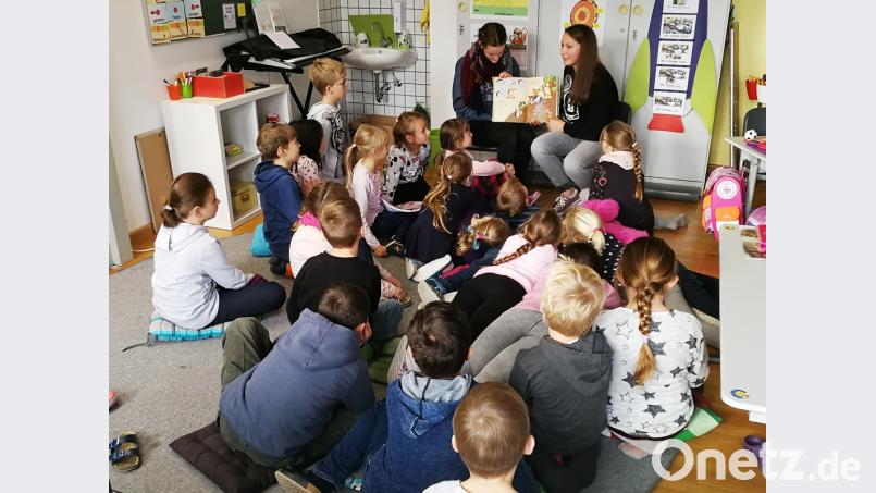 Schülerinnen der 10. Klasse des Gymnasium Nabburg lasen an der Grundschule Stulln und konnten sich vor dem regen Zuspruch kaum retten. Bild: hir