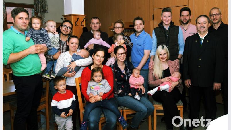 Ihr Begrüßngsgeld erhalten die Gebenbacher Neubürger des Jahres 2018, hier mit ihren Eltern, darunter auch der Zweiter Bürgermeister Cajetan Kredler (links), mit ihren Geschwistern sowie (von rechts) Gemeinderat Hans Jürgen Zintl, Bürgermeister Peter Dotzler und Gemeinderat Thomas Kraus. Bild: gf