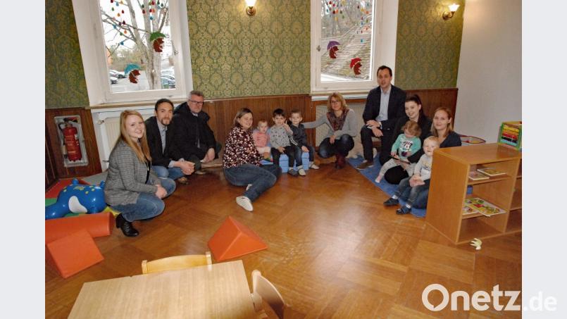 Mit Kindern und Personal freuten sich (von links) Eileen Hauenstein, Martin Renner, Bürgermeister Michael Göth sowie BRK-Geschäftsführer Sebastian Renner und Leiterin Anja Hopf (Dritter und Vierte von links). Bild: Andreas Royer