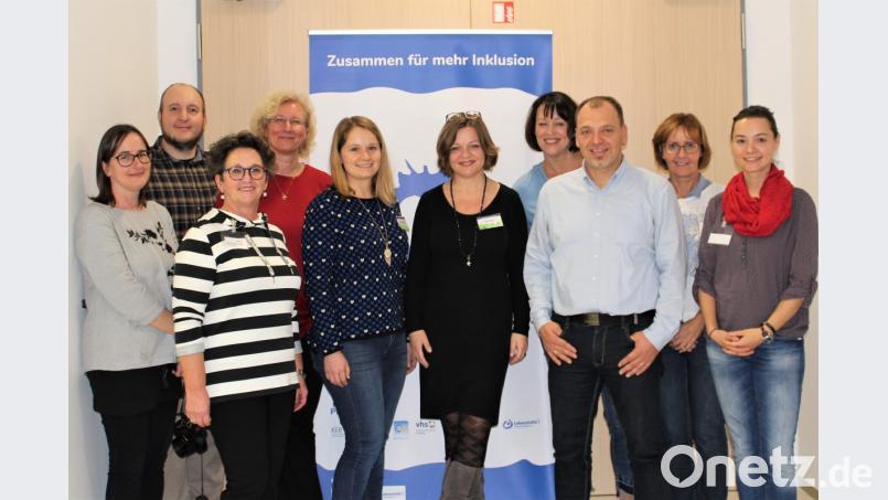 Bernd Gerlang von der OTH, Bettina Hahn vom Evangelischen Bildungswerk Oberpfalz, Sabine Reithmaier von der Katholischen Erwachsenenbildung, Projektleitung Hildegard Legat (hintere Reihe von links) und Projekt-Mitarbeiterin Monika Ehrenreich, Evi Donhauser von der VHS Amberg, Julia Wolfsteiner und Tanja Kellner von der VHS Amberg-Sulzbach, Christian Irlbacher von der Katholischen Erwachsenenbildung, sowie Franziska Rupprecht von der VHS Amberg (vordere Reihe von links) haben keine Mühen gescheut, einen gemeinsamen Tag des Kennenlernens für viele unvergesslich zu machen. Bild: Williamson, Dagmar