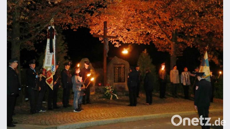 Vor dem Kriegerdenkmal an der Fichtelnaabbrücke legten (von links) Feuerwehrvorsitzender Klaus Hanauer und Bürgermeister Hans Donko zum Gedenken einen Kranz nieder. Bild: njn