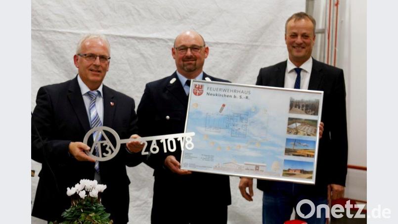 Schlüsselübergabe bei der Einweihung: von links Bürgermeister Winfried Franz, Kommandant Manfred Lösch und Architekt Norbert Thiel. Bild: exb