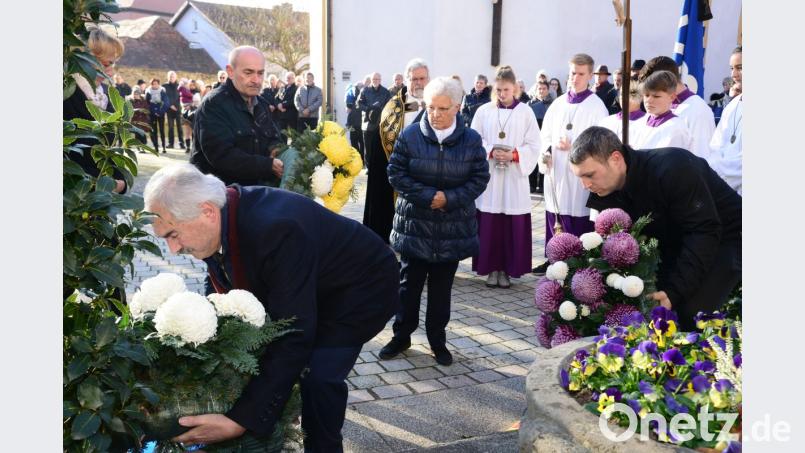 Bürgermeister Karl-Heinz Preißer und die Vertreter der Vereine legen am Kriegerdenkmal in Luhe Kränze nieder. Bild: bey