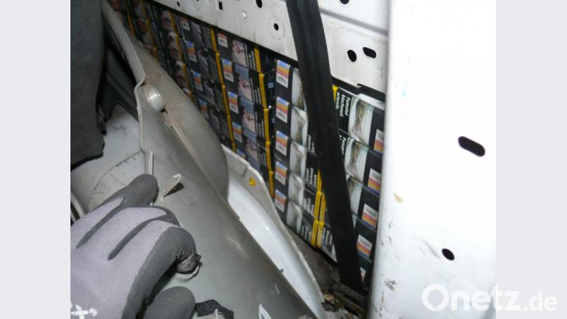 Unter anderen in der Seitenverkleidung eines Transports fanden Zöllner bei Waidhaus Zigaretten. Bild: Bundeszollverwaltung