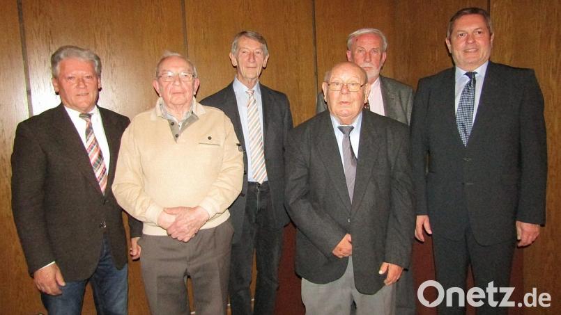 Vorsitzender Eugen Eckert, Josef Felser, Theo Schleicher, Hubert Trenz, Gründungsvorsitzender Rudi Weber, Bürgermeister Joachim Neuß (von links). Bild: exb