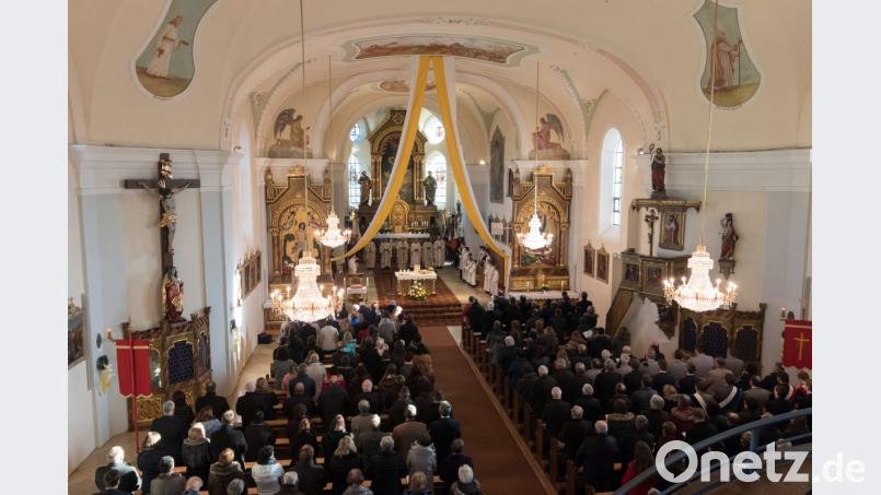 Zahlreiche Gäste besuchten den Gottesdienstes mit dem Ehrengast Diözesanbischof Rudolf Voderholzer zur 100-Jahr-Feier der St. Georg Kirche in Plößberg. Bild: dtr