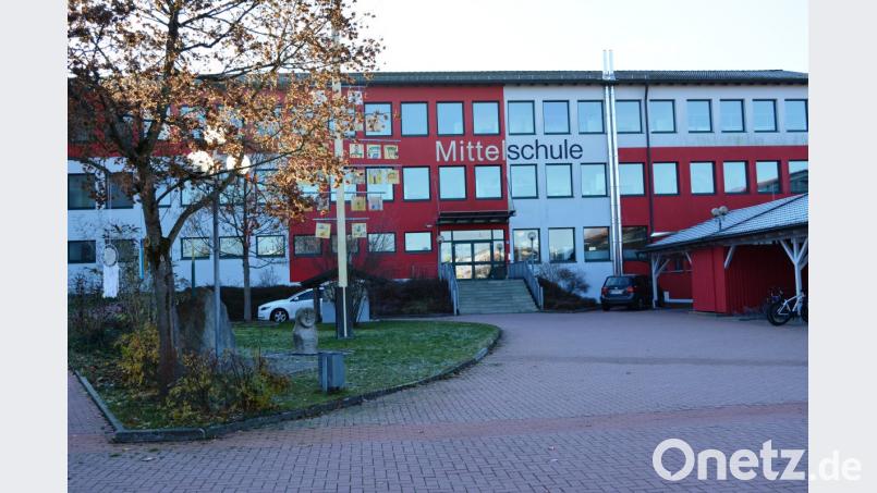 Sowohl die Mittelschule (Bild) als auch die Grundschule erhalten Glasfaseranschlüsse und somit blitzschnelles Internet. Bild: Schmola, Werner