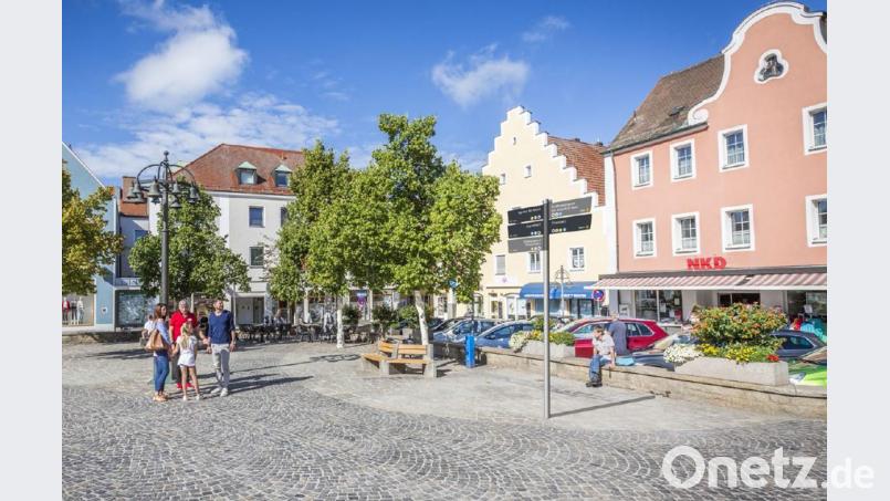 Die neuen Schilder des Fußgängerleitsystems sind, wie hier auf in einer Fotomontage dargestellt, in grau und schwarz gehalten. Bild: exb/eckedesign
