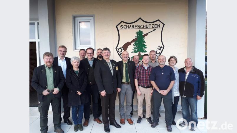 An der Spitze der neugewählten Führung der „Scharfschützen“ steht weiterhin Albert Kiener (Siebter von links). MdL Alexander Flierl (Zweiter von links) gratulierte dem Gremium zur Wahl. Bild: bgl