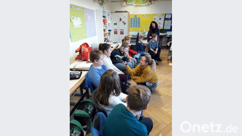 BR-Reportern Sophia Ruhstorfer befragt die Mädchen und Buben zu aktuellen Themen. Lehramtsanwärterin Lisa Sorgenfrei (hinten) hört aufmerksam zu. Bild: gz