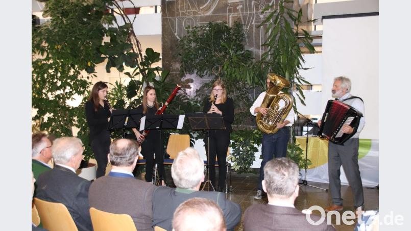 VHS-Leiter Manfred Lehner (rechts) und Ulrich Iberer vom Förderverein (Zweiter von rechts) ergänzten das Musiktrio Bild: cog