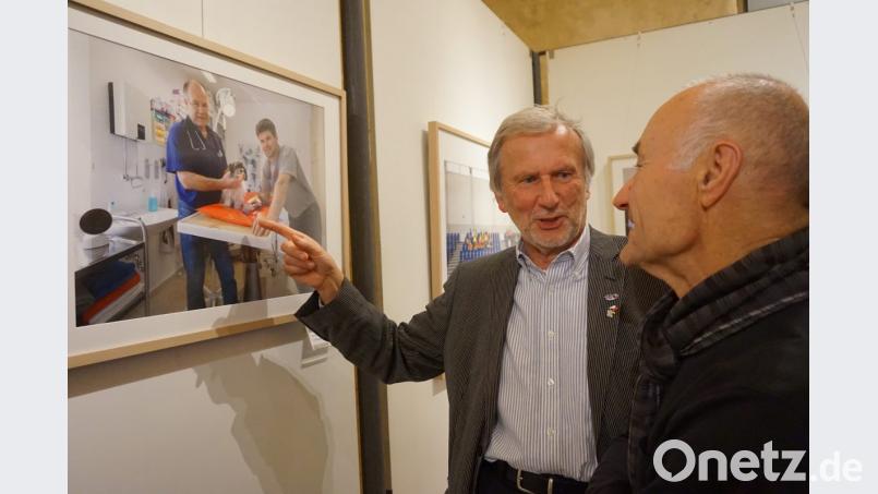 Fotograf Herbert Pöhnl zeigt auf das Foto mit den beiden Schönseer Tierärzten: Zwei Tschechen behandeln einen bayerischen Hund Bild: eib
