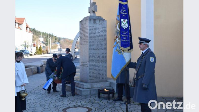 Zum ehrenden Gedenken an die Opfer der beiden Weltkriege stellten Bürgermeister Konrad Kiener und Willi Eimer am Ehrenmal ein Blumengebinde nieder. Bild: bnr