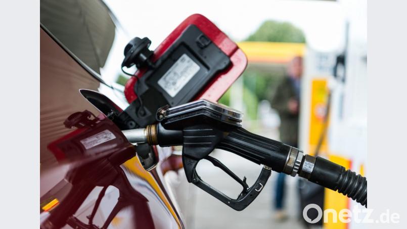 Um Diesel zu stehlen, macht sich ein Unbekannter in einem Schotterwerk zu schaffen. Bild: Christophe Gateau/dpa