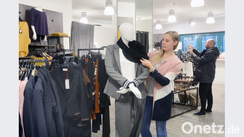 Noch ist nicht alles am rechten Platz. Doch Filialleiterin Ann-Kathrin Grötsch ist richtig stolz auf das neue „Glanzhaft“ im City Center. 	Rechts der künftige Zugang zu "Novalee". Bild: Schönberger