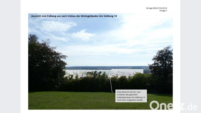 Diese Montage ist Teil der Sitzungsunterlagen, die die Stadträte bekamen. Erstellt hat sie Thomas Blank vom Stadtplanungsamt. Sie verdeutlicht den Blick vom Aussichtspunkt am Mariahilfberg, wenn das Dach des Anwesens Am Südhang 10 entsprechend dem Bauantrag umgebaut ist. Bild: Stadt Amberg