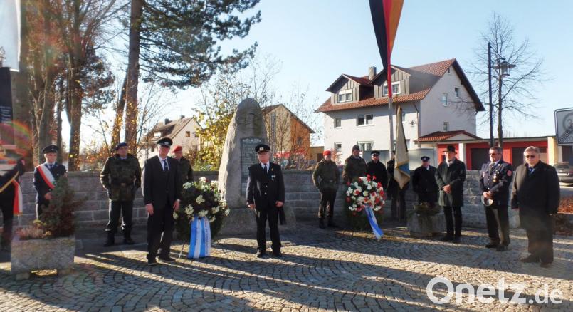 Sowohl die politische Gemeinde, voran Bürgermeister Manfred Porsch (rechts), als auch der Soldaten- und Kameradschaftsverein legen zum Gedenken an die Verstorbenen, Gefallenen und Vermissten der beiden Weltkriege Kränze am Ehrenmal auf dem Kirchplatz nieder. Bild: Brendel, Hubert (BR)