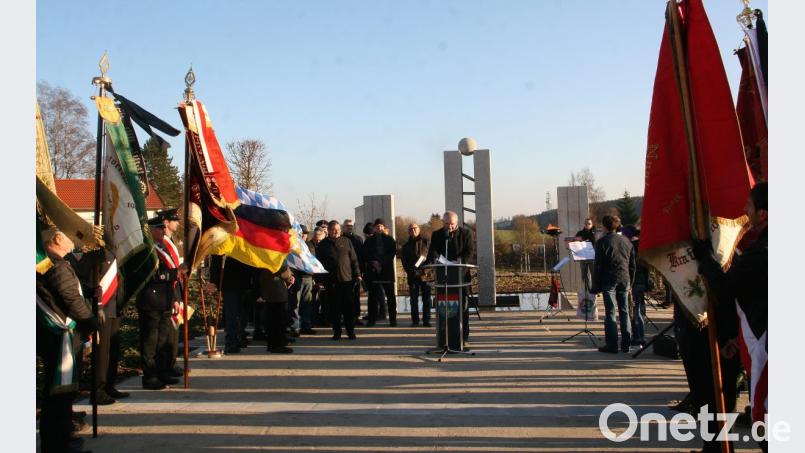 Begleitet wurden die Feierlichkeiten von einer bunten Vielzahl an Fahnen. Bild: wro