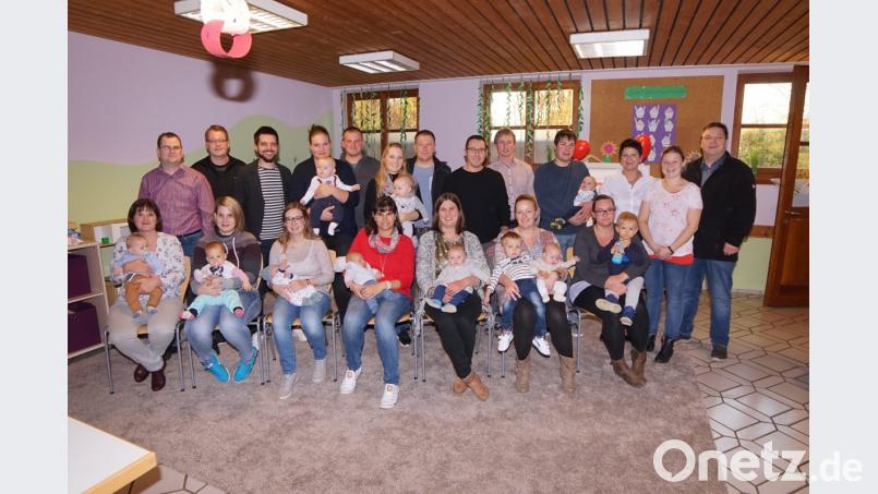 Bürgermeister Christian Ziegler, Christina Gradl, und Familienbeauftragte Inge Schrott (von rechts) begrüßten die Neugeborenen mit ihren Eltern im Raum der Eltern-Kind-Gruppen im Rathaus in Wolfring. Bild: nib