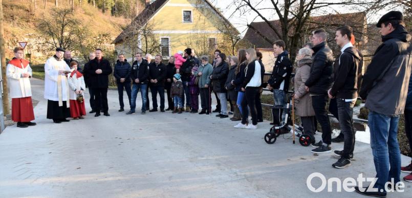 In Malsbach ist die Brücke über den Hausner-Bach für den Verkehr wieder freigegeben. Den kirchlichen Segen sprach Pfarrer Hans-Jürgen Zeitler dazu. Bild: bö