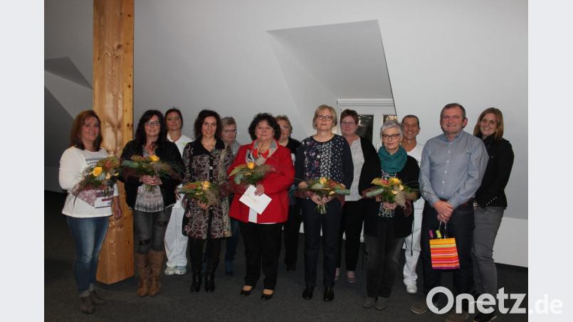 Carina Ascherl (rechts) ehrt langjährige Mitarbeiter der Kliniken-Nordoberpfalz-AG-Häuser Kemnath und Erbendorf. Bild: stg