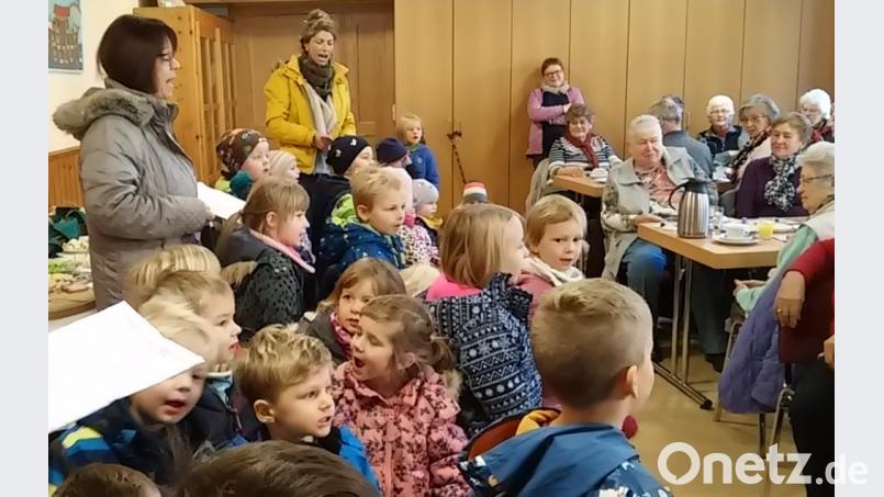 Die Mädchen und Buben des Kindergartens St. Martin bei ihrem Auftritt im Pfarrheim Wutschdorf. Bild: gio