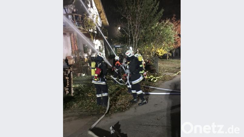 Die Mitglieder der Feuerwehren sichern ein Wohnhaus ab. Bild: fsb