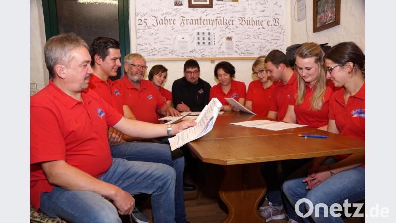 Die Akteure gehen ihren Text durch. Vier Damen und vier Herren sorgen bei den fünf Aufführungen für Verwirrungen und gute Unterhaltung auf der Bühne. Seit über 25 Jahren begeistern die Schauspieler ihr Publikum. Bild: bkr