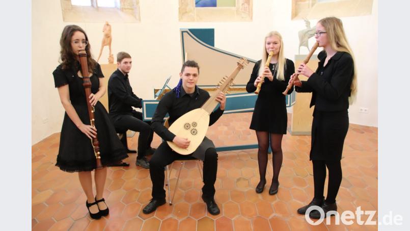 Anna-Lena Schmidt, Maximilian Hauer, Hannes Weigert, Emma Löffler und Felicitas Groth (von links) nahmen die Zuhörer in der St. Nikolauskapelle mit auf eine Zeitreise ins 18. Jahrhundert Hofmusik Bild: cog
