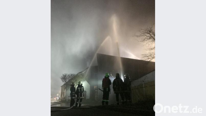 Mit Strahlrohren kämpfen die Feuerwehrleute gegen den Brand. Bild: fsb